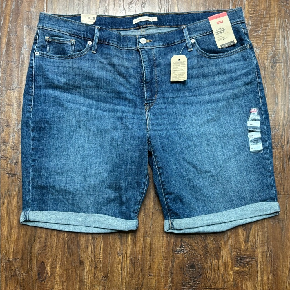 Levi’s Classic Women’s Bermuda Mid-Rise Denim Classic Shorts NWT Size 24W #4007